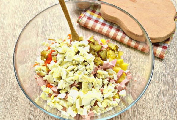 Салат с вареной колбасой и кукурузой