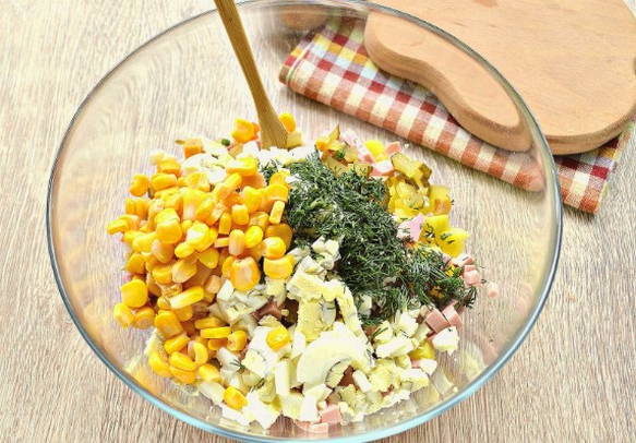 Салат с вареной колбасой и кукурузой