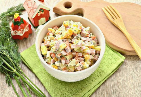 Салат с вареной колбасой и кукурузой