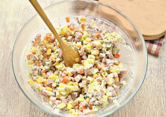 Салат с вареной колбасой и кукурузой