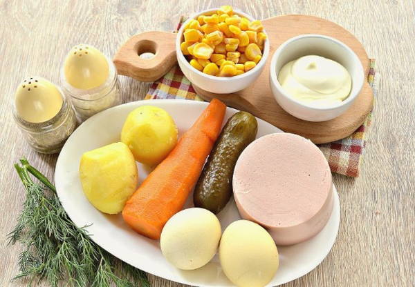 Салат с вареной колбасой и кукурузой