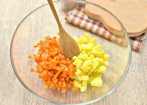 Салат с вареной колбасой и кукурузой