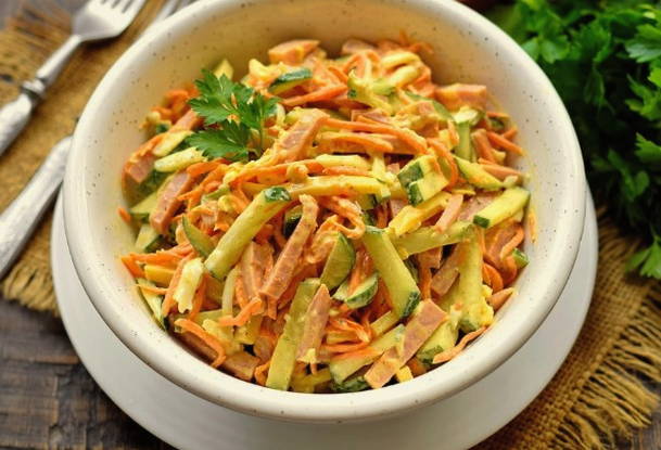 Салат с вареной колбасой и корейской морковкой