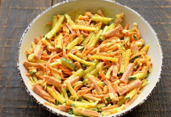Салат с вареной колбасой и корейской морковкой