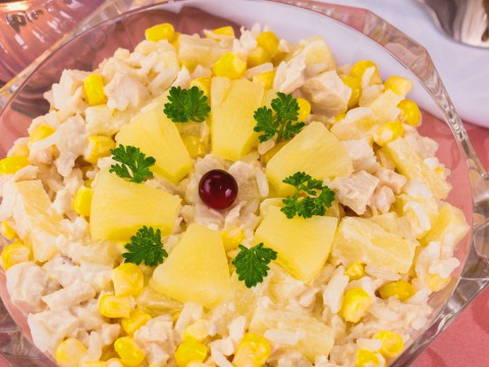 Салат с вареной грудкой и ананасами