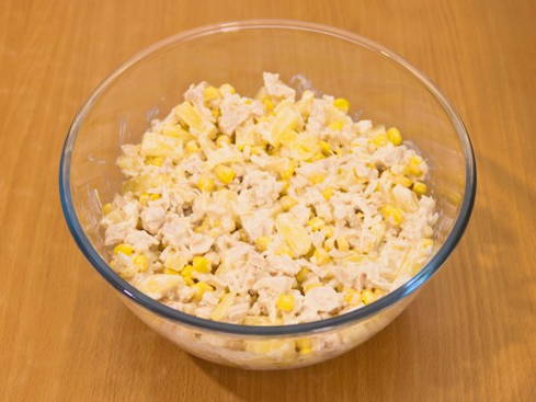Салат с вареной грудкой и ананасами