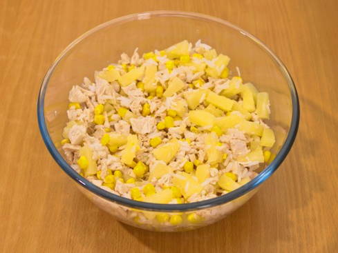 Салат с вареной грудкой и ананасами