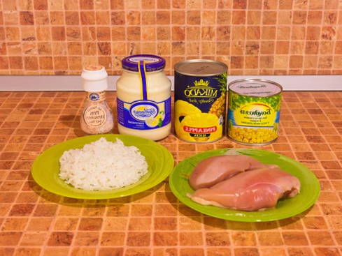 Салат с вареной грудкой и ананасами
