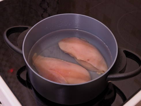 Салат с вареной грудкой и ананасами
