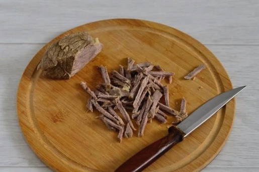 Салат с вареной говядиной и фасолью