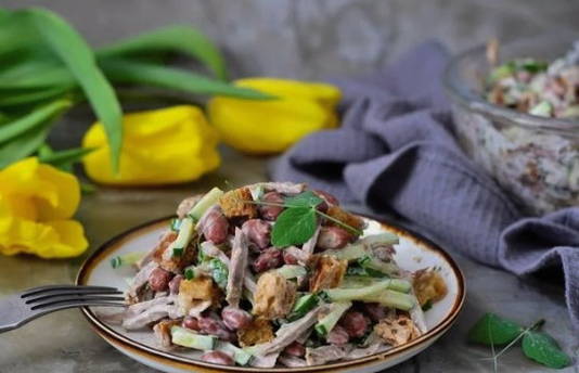 Салат с вареной говядиной и фасолью
