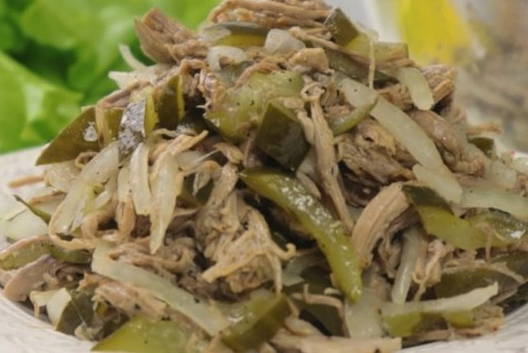 Салат с вареной говядиной и солеными огурцами