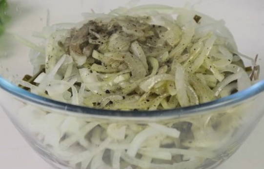 Салат с вареной говядиной и солеными огурцами