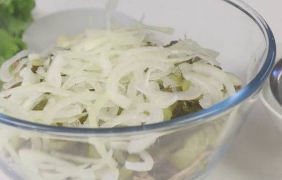 Салат с вареной говядиной и солеными огурцами