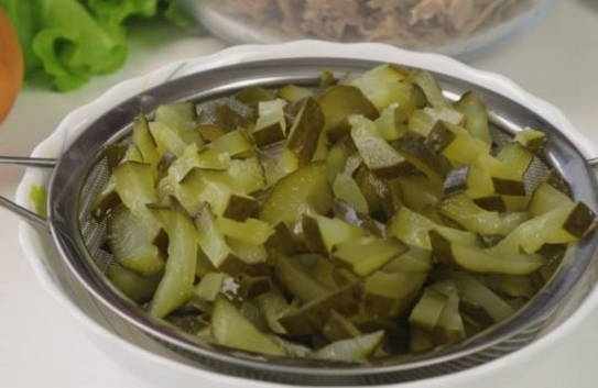 Салат с вареной говядиной и солеными огурцами