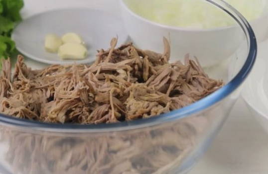 Салат с вареной говядиной и солеными огурцами