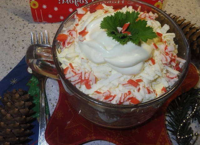 Салат с брынзой и крабовыми палочками