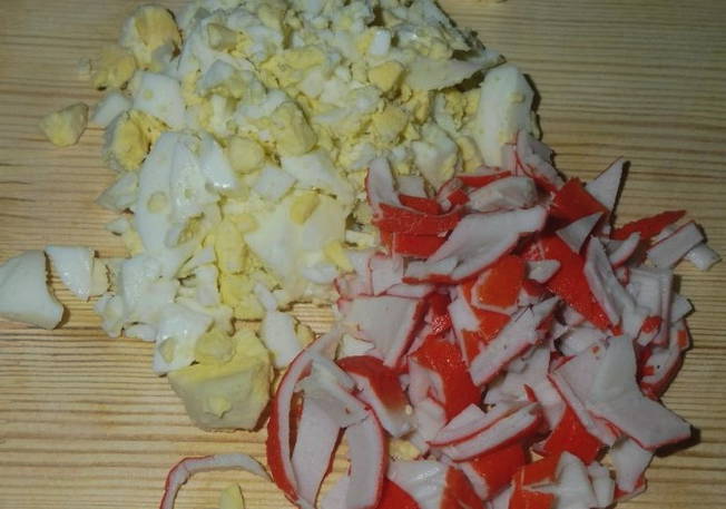 Салат с брынзой и крабовыми палочками