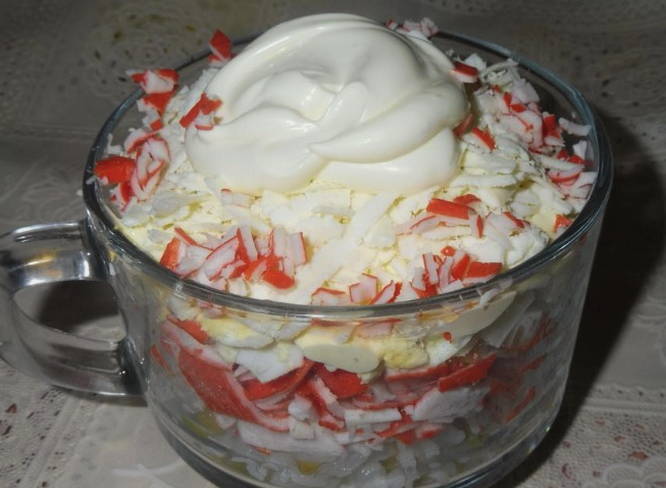 Салат с брынзой и крабовыми палочками
