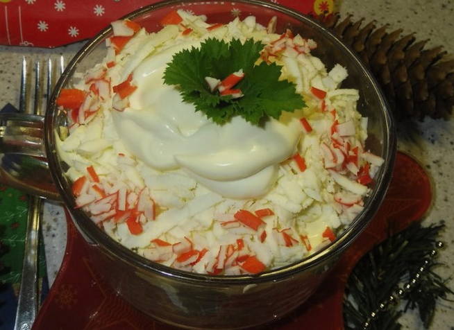 Салат с брынзой и крабовыми палочками