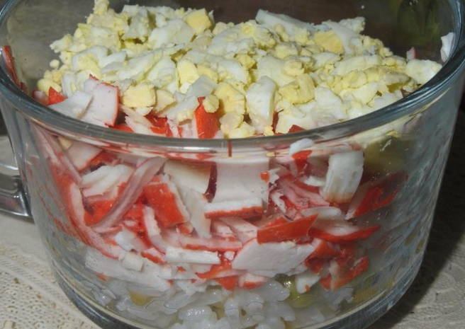 Салат с брынзой и крабовыми палочками