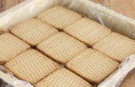 Торт из печенья и сметаны с сахаром