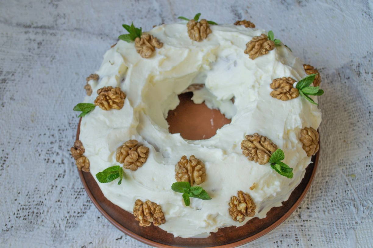 Морковный торт с грецкими орехами