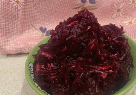 Салат с вареной свеклой и чесноком