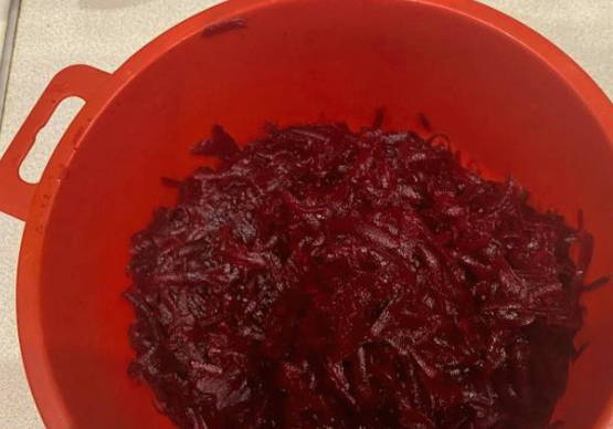 Салат с вареной свеклой и чесноком