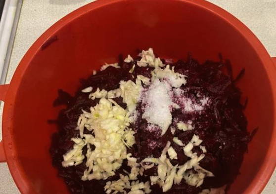 Салат с вареной свеклой и чесноком