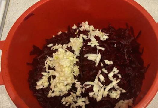 Салат с вареной свеклой и чесноком