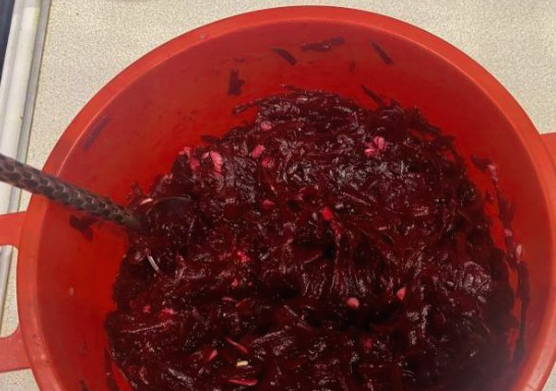 Салат с вареной свеклой и чесноком