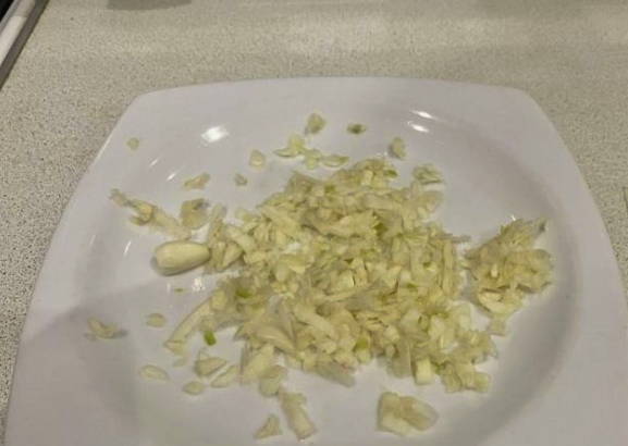 Салат с вареной свеклой и чесноком