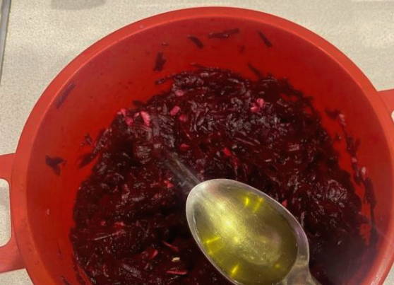 Салат с вареной свеклой и чесноком