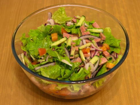 Салат с ветчиной и маринованным луком