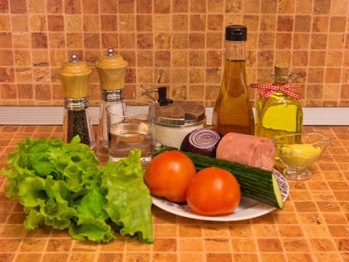 Салат с ветчиной и маринованным луком