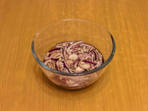 Салат с ветчиной и маринованным луком