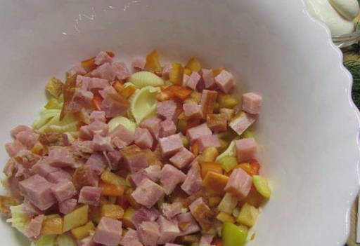 Салат с ветчиной и макаронами