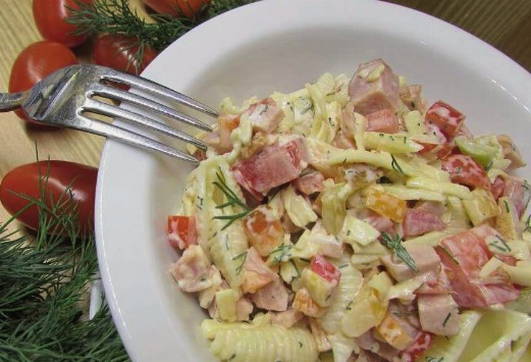Салат с ветчиной и макаронами