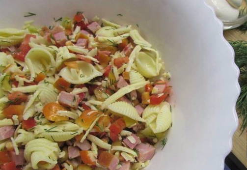 Салат с ветчиной и макаронами