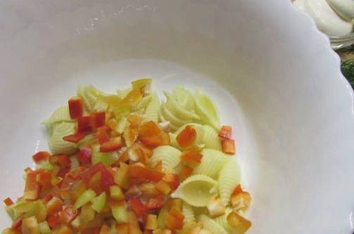 Салат с ветчиной и макаронами