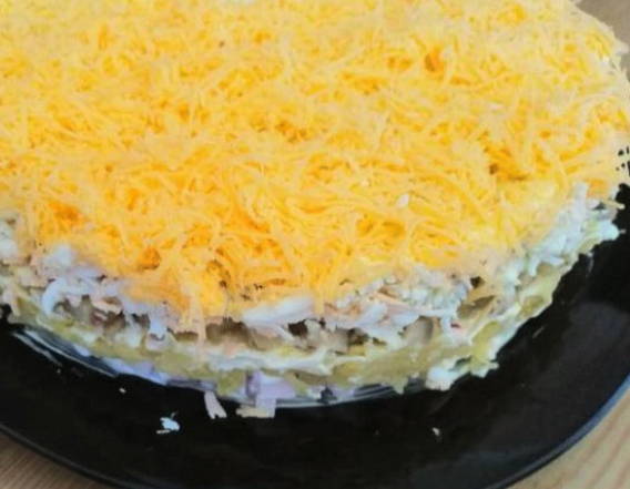 Салат с ветчиной, жареными грибами и сыром