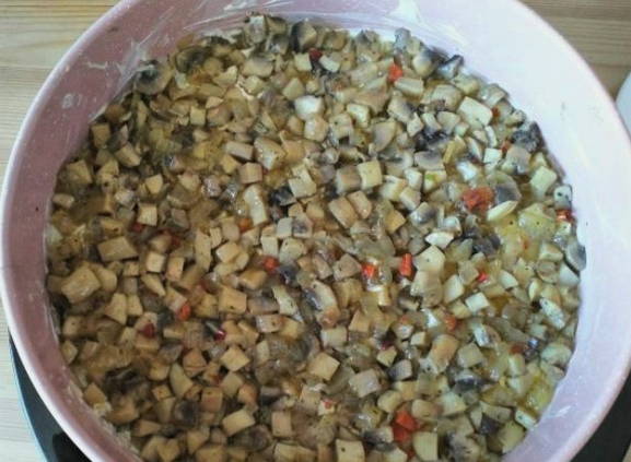 Салат с ветчиной, жареными грибами и сыром
