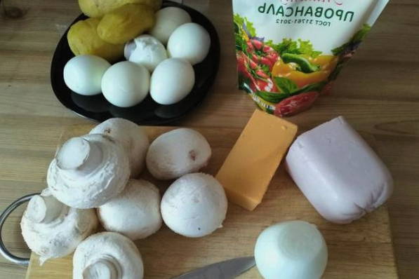 Салат с ветчиной, жареными грибами и сыром