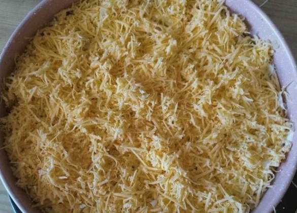 Салат с ветчиной, жареными грибами и сыром