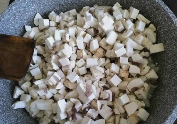 Салат с ветчиной, жареными грибами и сыром