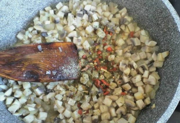 Салат с ветчиной, жареными грибами и сыром