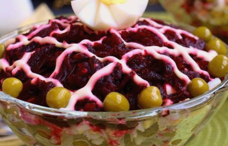 Салат с вареной свеклой и горошком