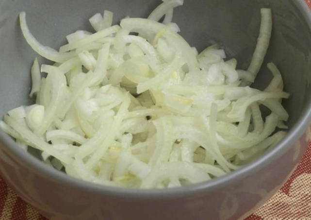 Салат с вареной свеклой и горошком
