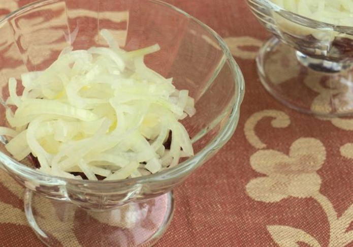 Салат с вареной свеклой и горошком